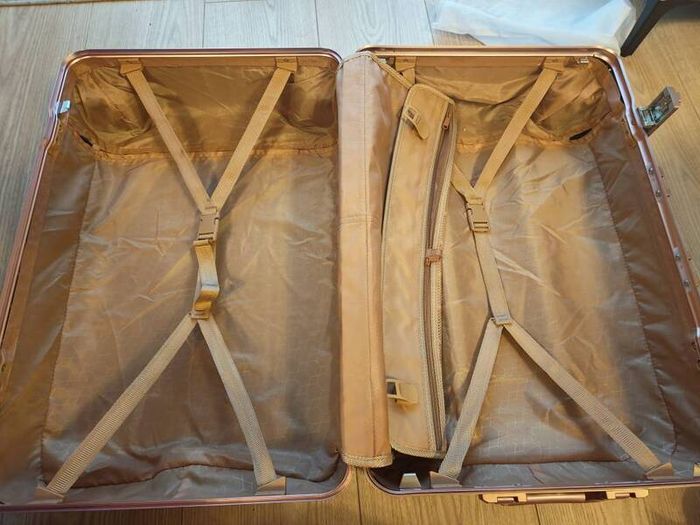 Rose gold aluminium-frame hard-shell suitcases (Rimowa style)
