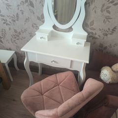 beauty table and chair