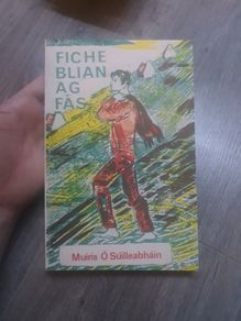 Fiche Blian ag Fas by Muiris O Suilleabhain