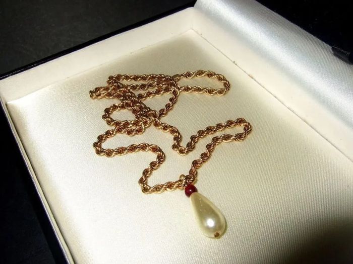 Vintage Hallmarked 'Rope' Chain & Teardrop Pendant