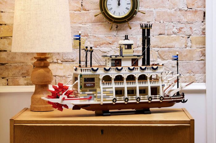 Lego 21356 River Steamboat & 5009157 Amelia Ticket Booth