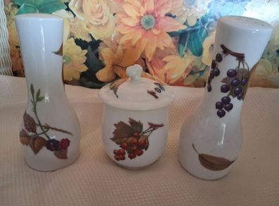 Royal Worcester "Evesham" cruet set