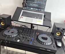 Alpha Theta GRV-6 with Dj stand and Hercules Speakers
