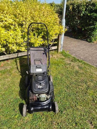 self-drive petrol lawnmower starts easy runs perfect