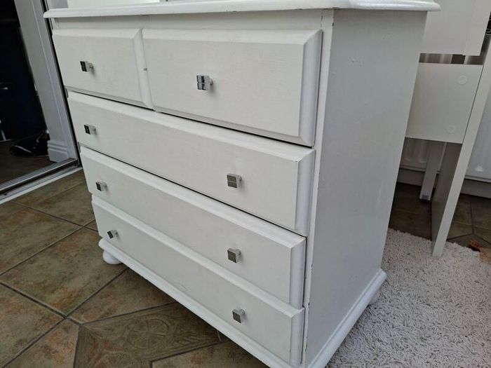Chest of drawers