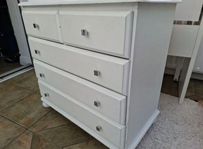 Chest of drawers
