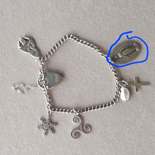 Vintage sterling silver bracelet with charms. Please note that only one charm is not sterling silver. It is a small size, approximately 16/17 cm.