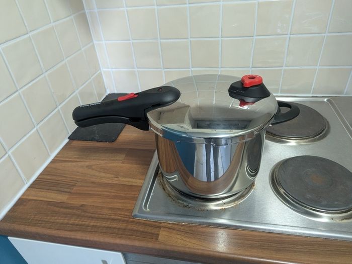 Almos Brandy New Amazon Basics stainless steel pressure cooker 6L