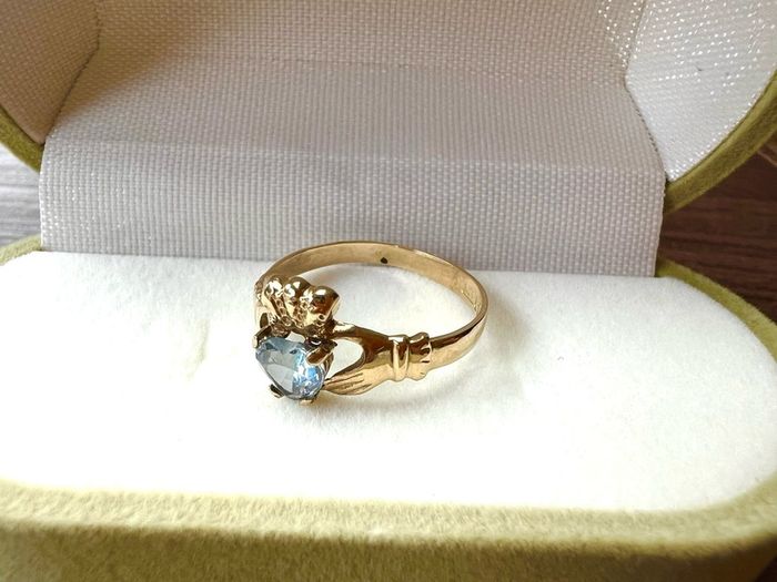 9ct yellow gold claddagh ring