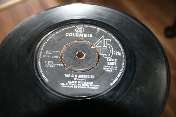 Single Vinyl's  85 pieces