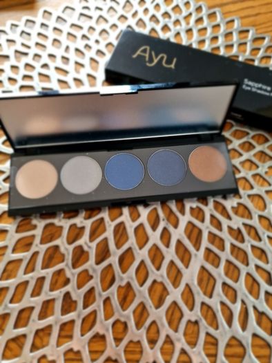 AYU Eyeshadow palette