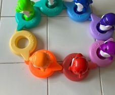 TOMY Toomies Do Re Mi Dolphins Bath Toy Set