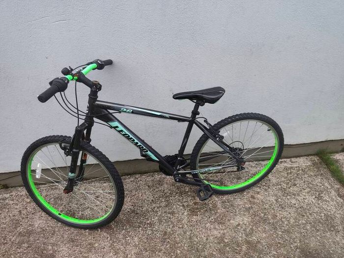 Kids bike 26"wheels need small maintenance but all good working!