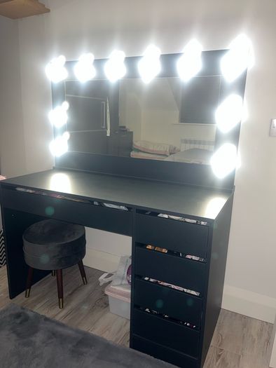 dressing table with mirror and lights