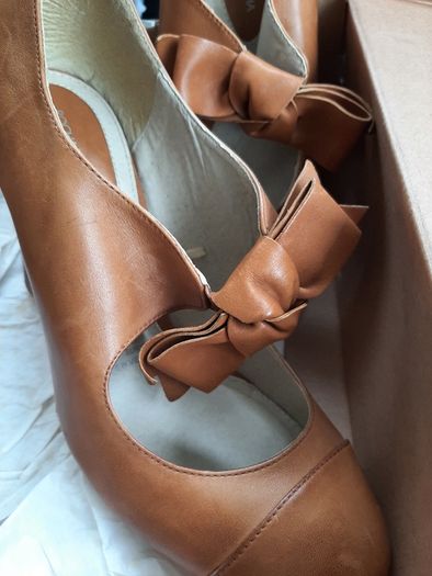 Beautiful new genuine leather Rocha John Rocha shoes