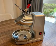 LEONEBEBE Electric Ice Crusher / Shaved Ice Machine
