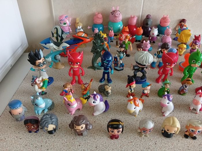 Collection Of Tv and Disney Figures Doorables, Jake , Sleeping Beauty, Nemo,Tomorrowland peppa, pj masks etc