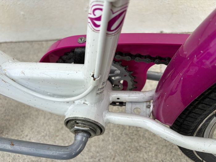 Girls 20 Inch Bike. Age 6-8.