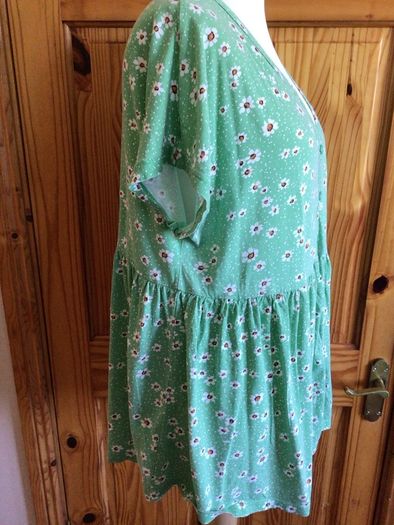 Yours Ladies Green Floral daisy print top / T shirt size 20includes post