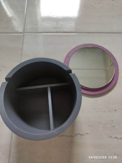 Powder box with mirror