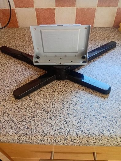 Tv Stand. Pedestal TV stand. (Please Read)