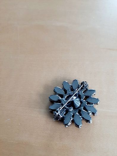 Daisy brooch
