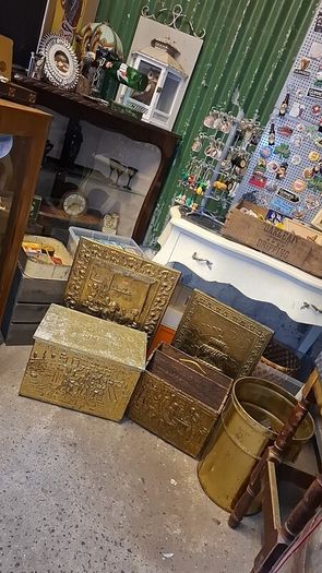 Vintage hammered brass fireside items..