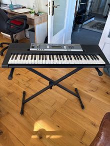 Yamaha ypt 240 keyboard with stand and headphones