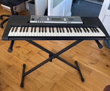 Yamaha ypt 240 keyboard with stand and headphones