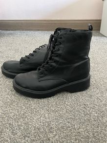 Black boots size 7