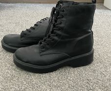 Black boots size 7