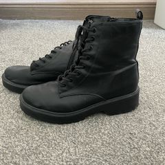 Back boots size 7