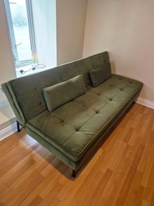 Vibrant green Swyft sofa bed couch with matching pillows (Colour not accurately reflected in own pictures, see listing for brands original pictures)