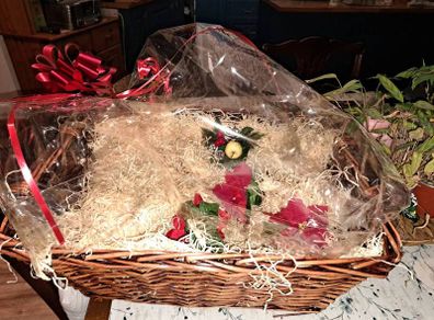 Christmas Basket with straw ( large)