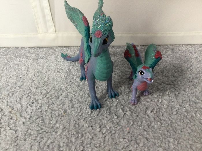 Shleich mother dragon and baby dragon