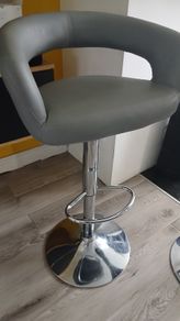 2 x barstools