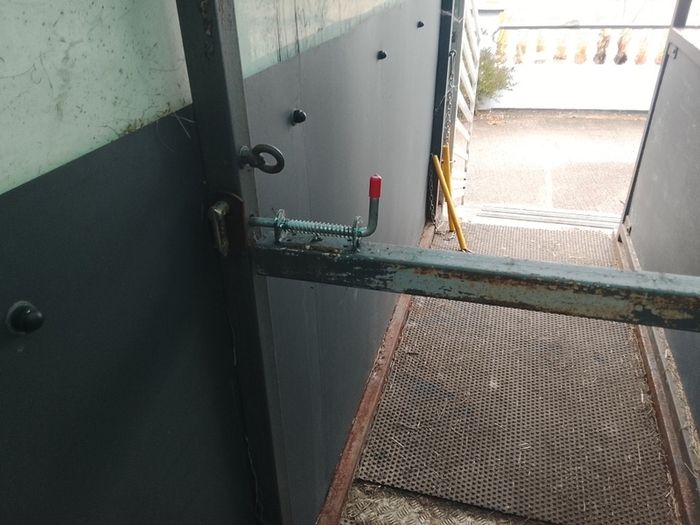 horsebox partition