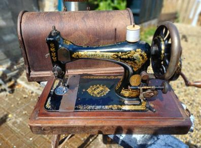 1895 Handcrank Singer Sewing Machine