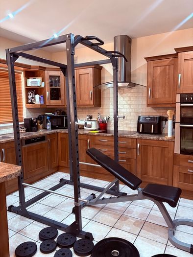 Fantastic Gym Weightlifting Set Up!!
