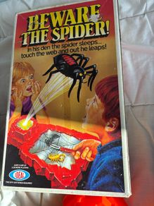 Free Vintage Games. I want to bite your Finger- Beware of the Spider - Sally Sunflower-A track Puzzle.
