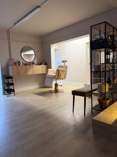 Rent a Room or Nail Desk