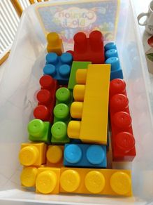 children building blocks