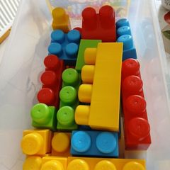 children building blocks
