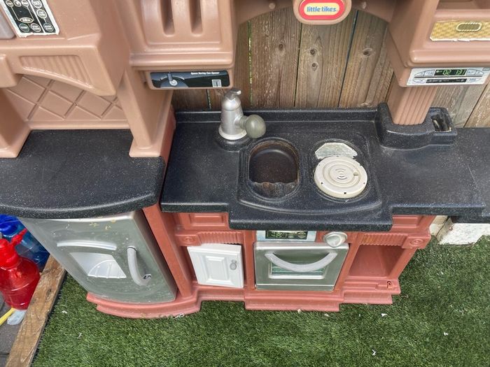 Toy kitchen
