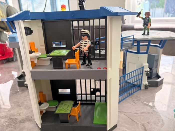 Play mobil police station and figures/accessories