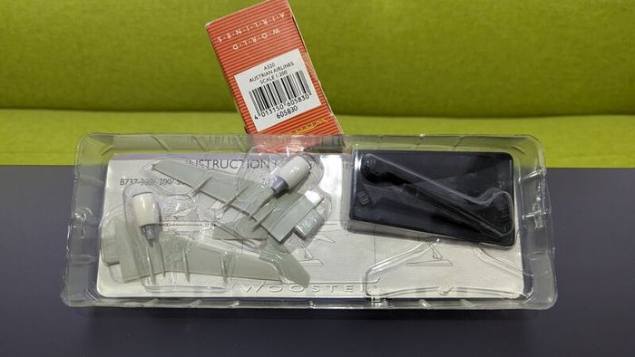 Austrian Airlines 1:200 scale model airplane, Airbus A320 aircraft, made by Wooster