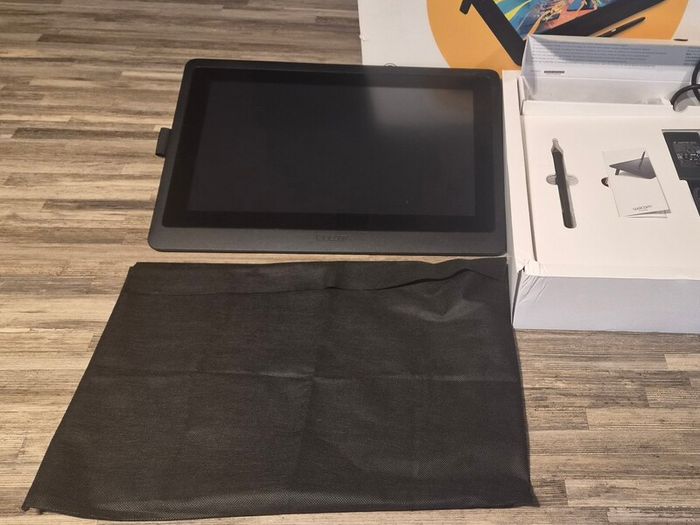 Wacom Cintiq 16 (DTK-1660) Pen Display, Boxed + Extra Wacom