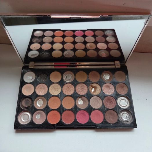 Revolution  Eyeshadow Palette