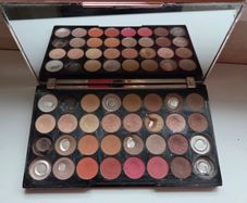 Revolution  Eyeshadow Palette