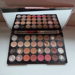 Revolution  Eyeshadow Palette